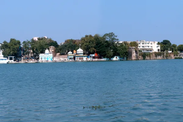 Sagar town on the banks of the Lakha Banjara lake